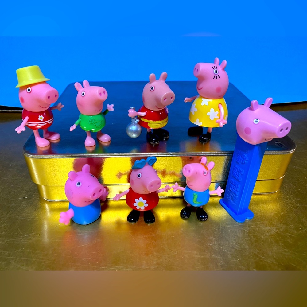 PEPPA PIGS FAMILY AND FRIENDS BUNDLE OF 7 PEPPA PIGS & 1 PEZ DISPENSER